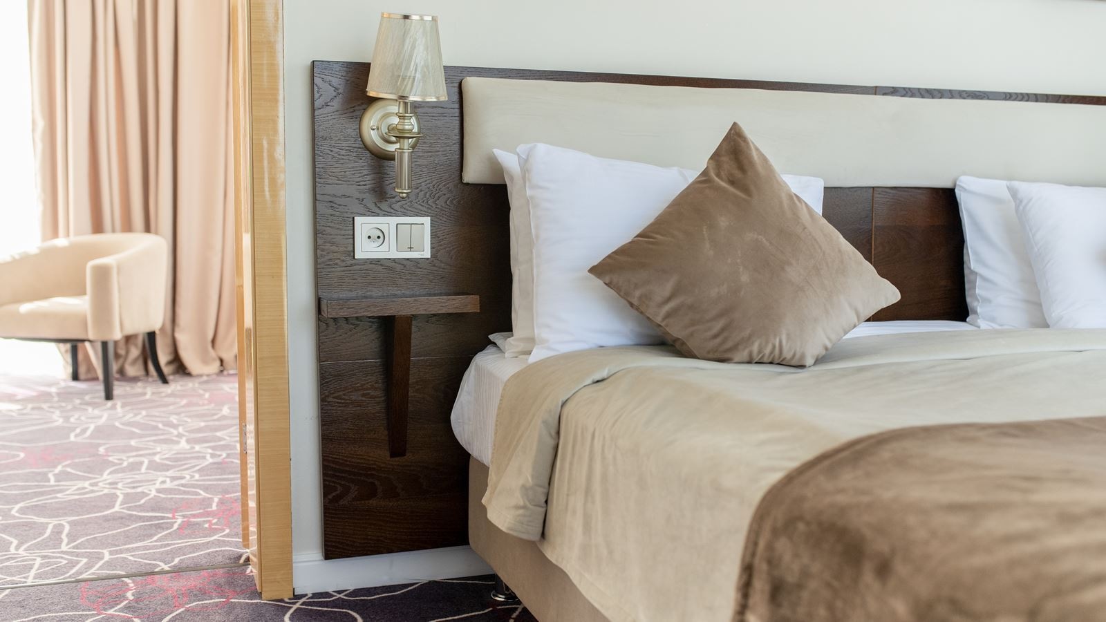 rooms-luxe-with-balcony