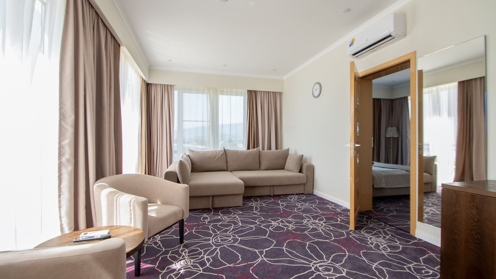 rooms-luxe-with-balcony