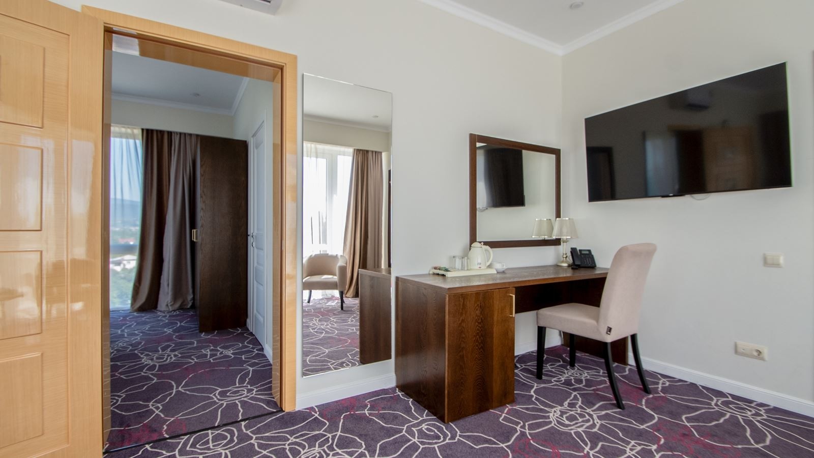 rooms-luxe-with-balcony