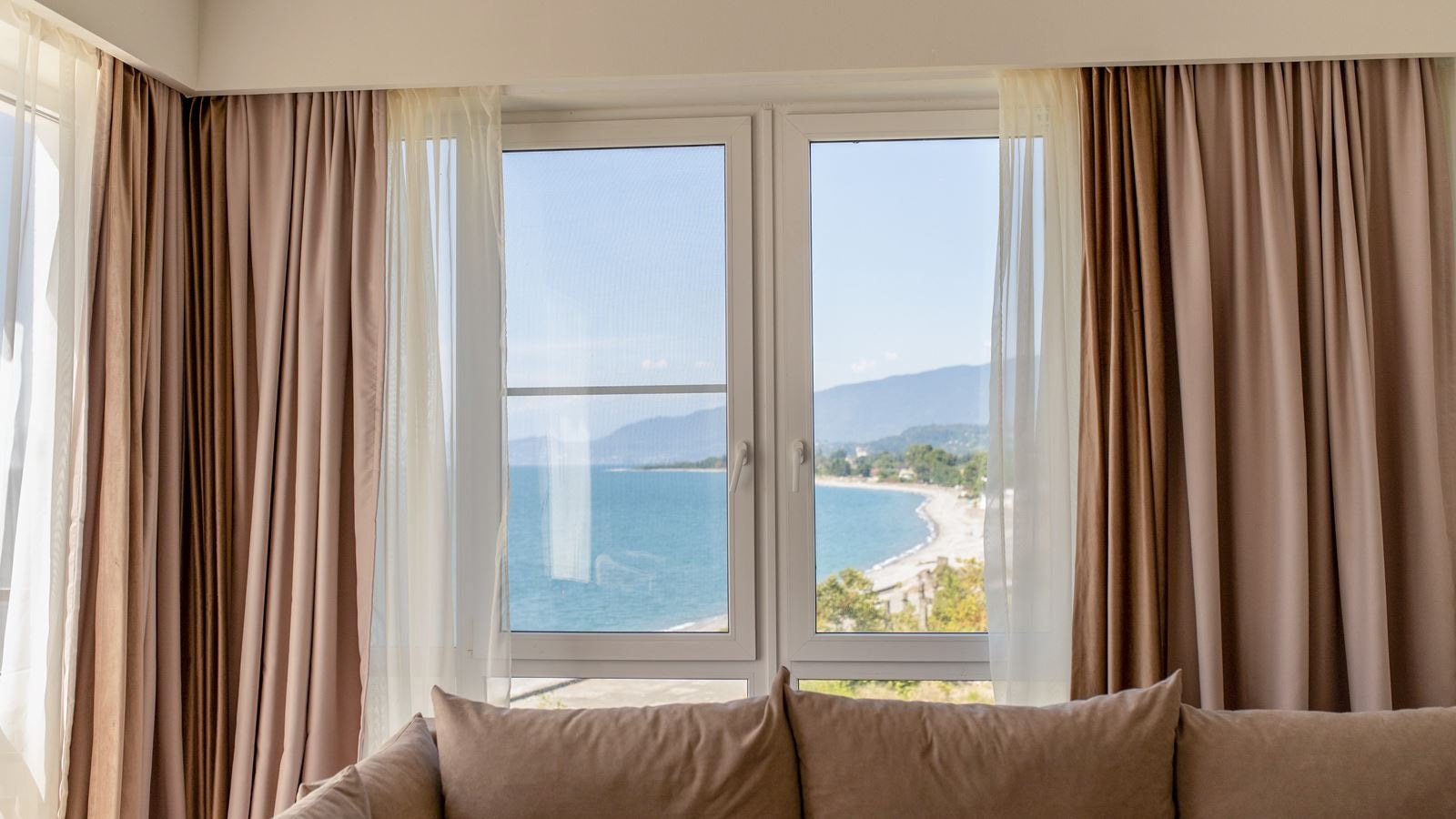 rooms-luxe-with-balcony