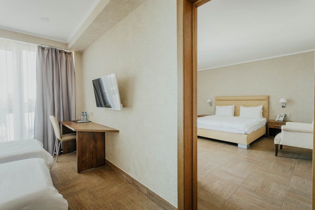 rooms-family-suite-balcony-side-sea-view