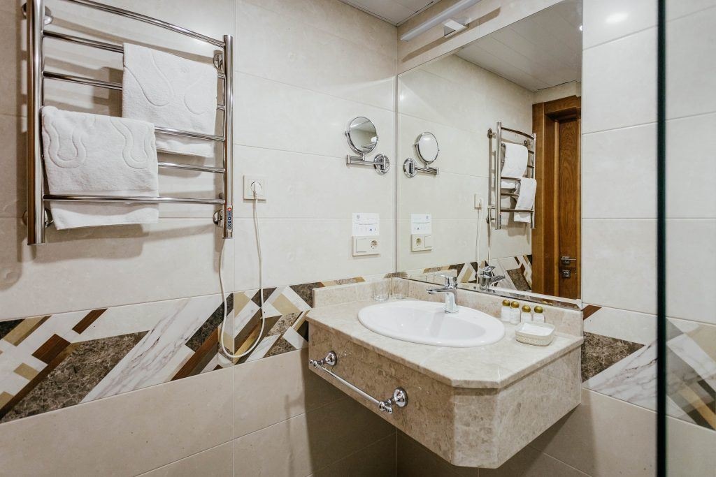 rooms-family-suite-balcony-side-sea-view