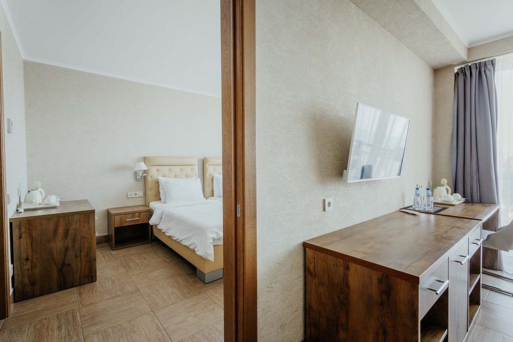 rooms-family-suite-balcony-side-sea-view