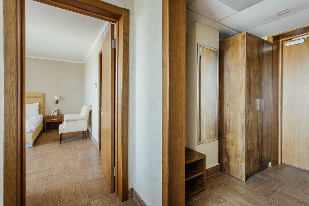 rooms-family-suite-balcony-side-sea-view