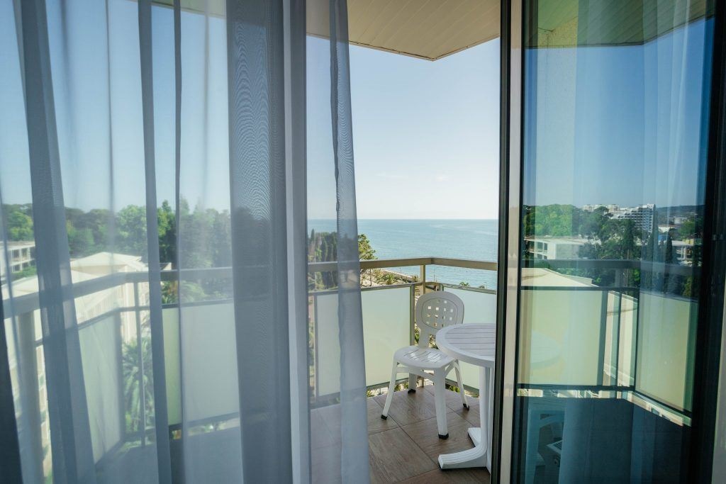rooms-family-suite-balcony-side-sea-view