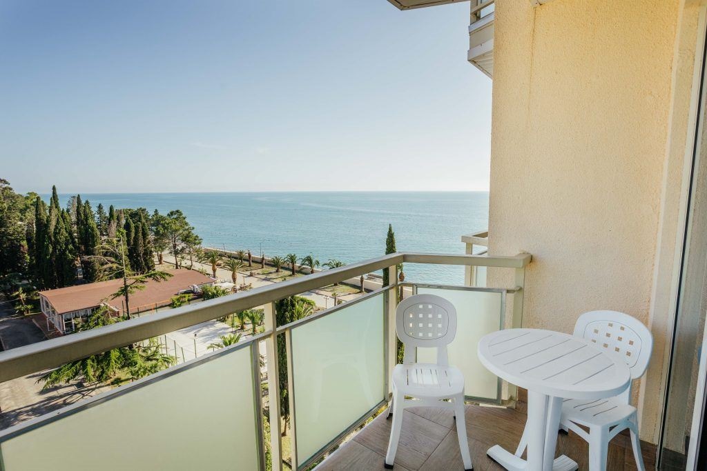 rooms-family-suite-balcony-side-sea-view