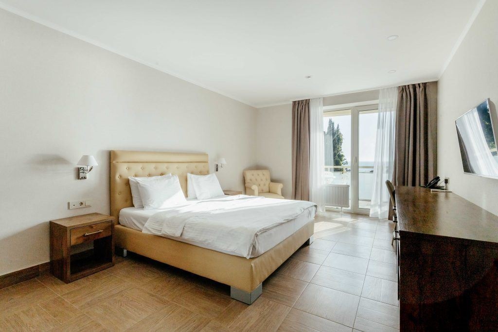 rooms-suite-balcony-side-sea-view