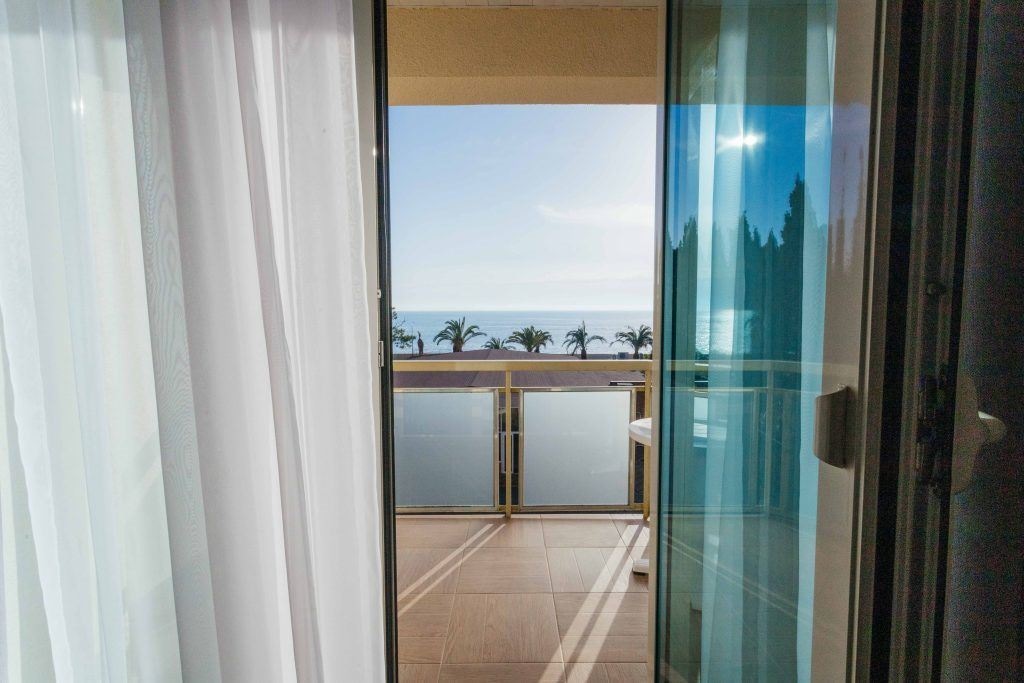 rooms-suite-balcony-side-sea-view