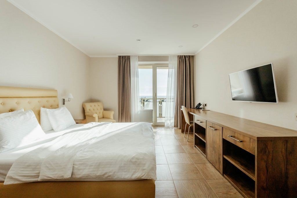 rooms-suite-balcony-side-sea-view