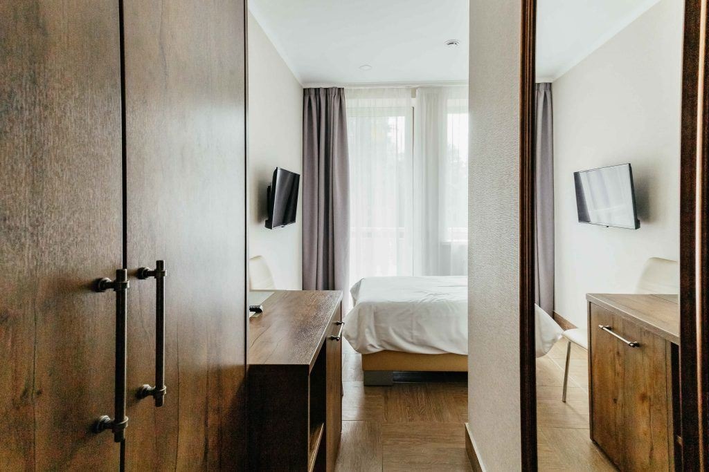 rooms-standart-single-balcony-park-view