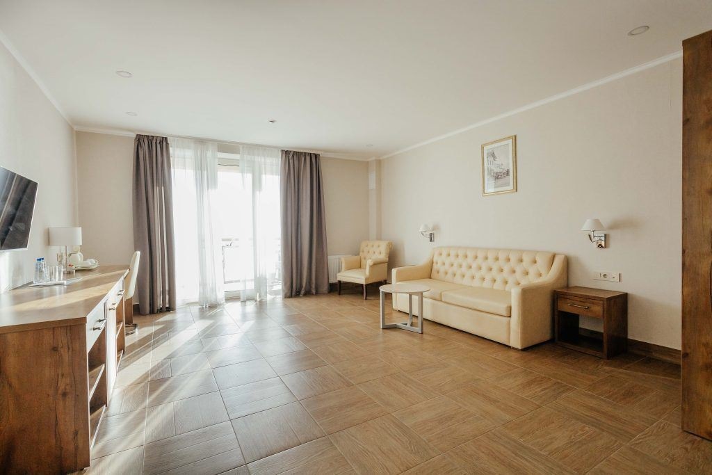 rooms-suite-balcony-park-view