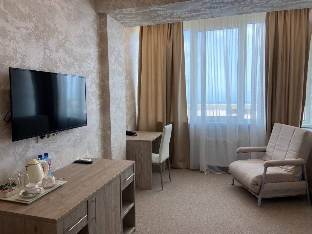 rooms-uluchshenniy-balcony-sea-side