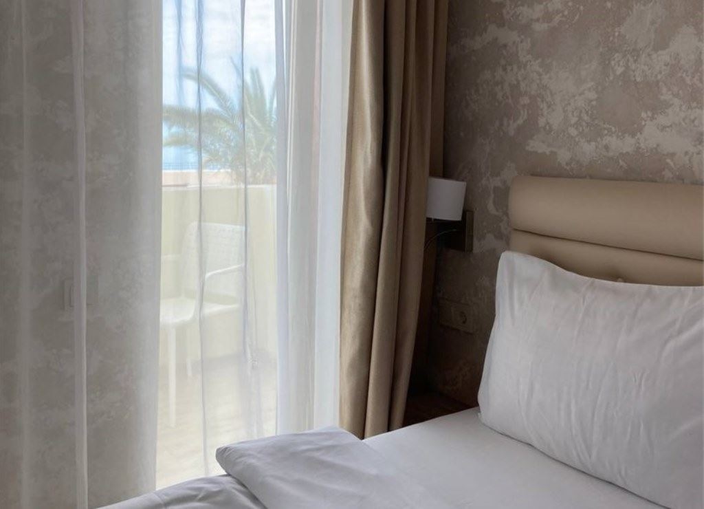 rooms-uluchshenniy-balcony-sea-side