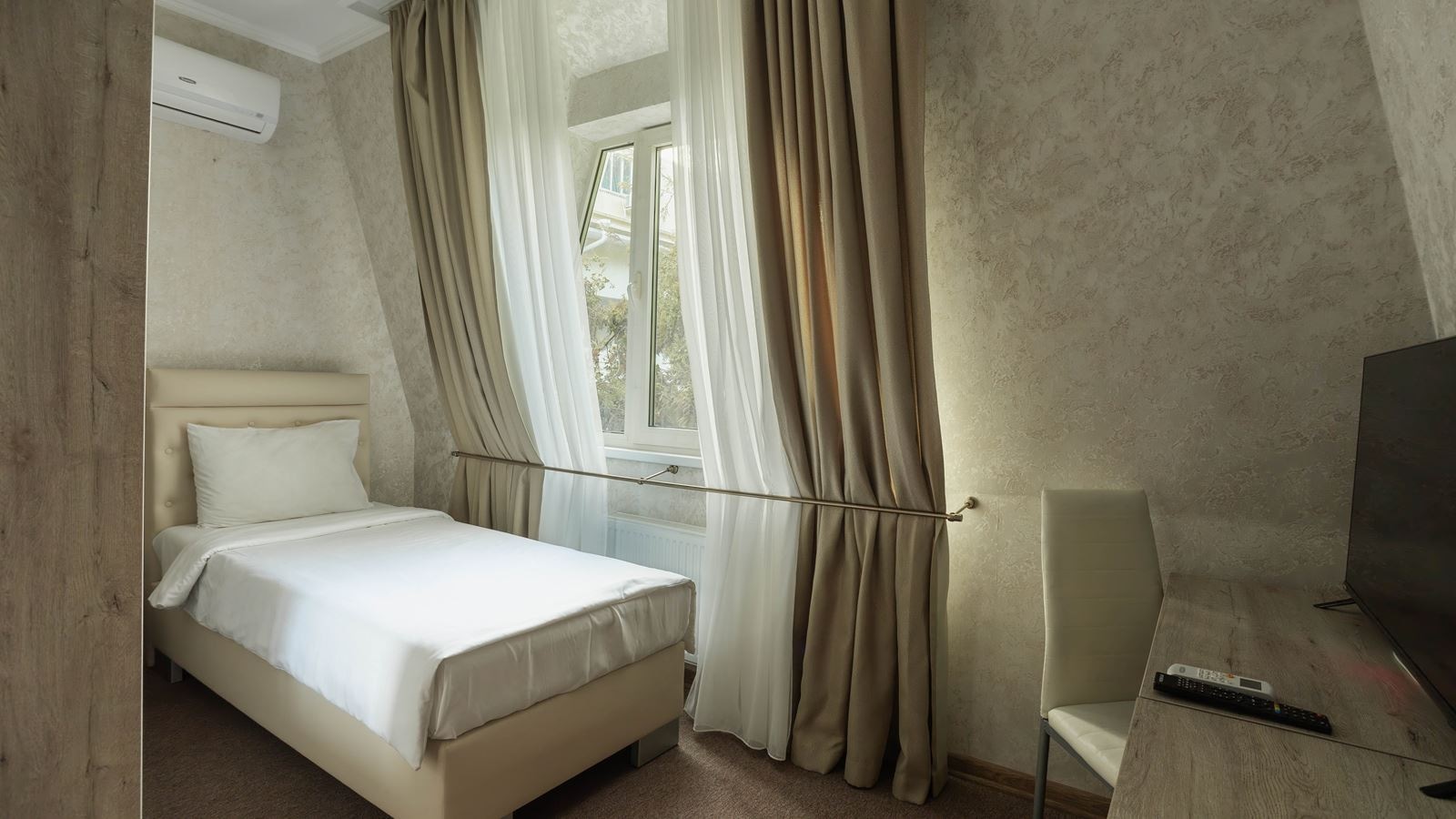 rooms-single-no-balcony-park-view