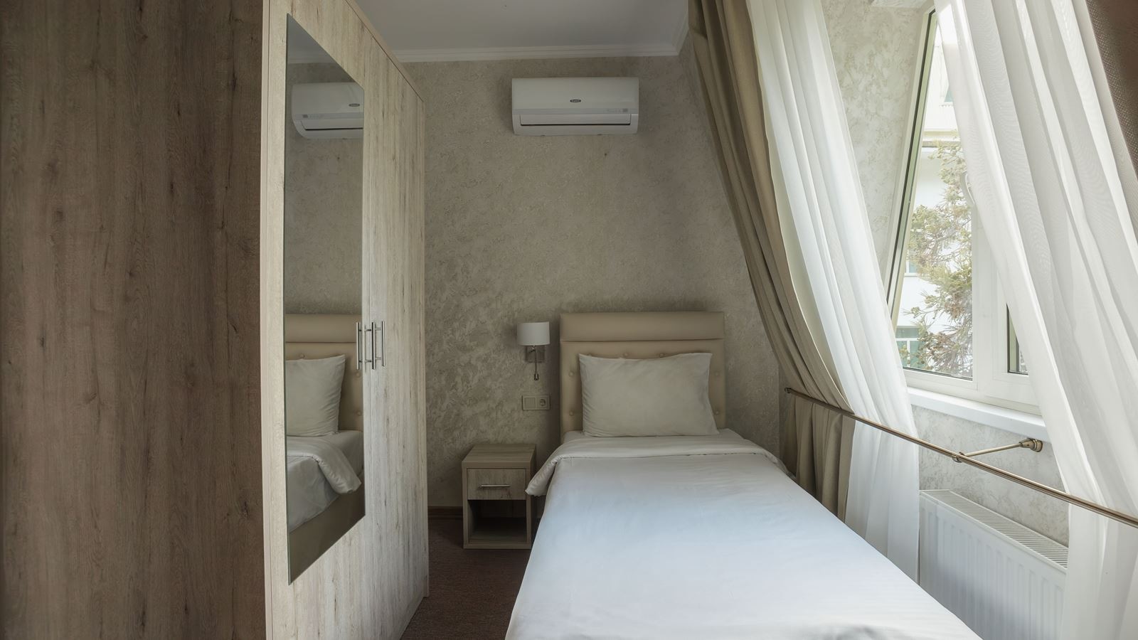 rooms-single-no-balcony-park-view