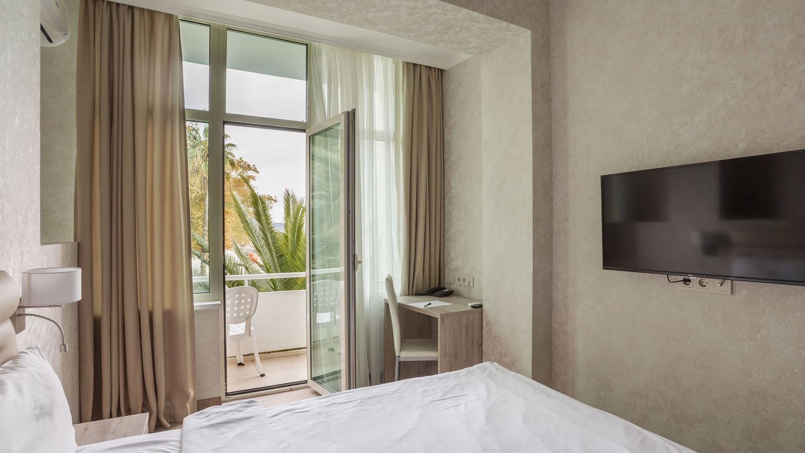 rooms-standart-balcony--park-view