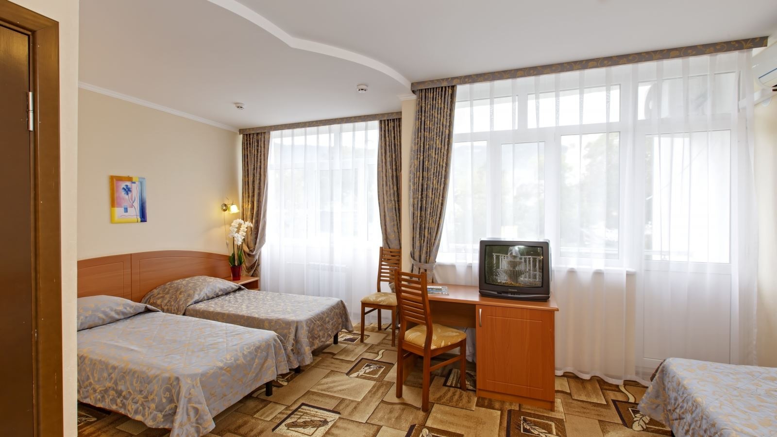 rooms-triple-family-building-1