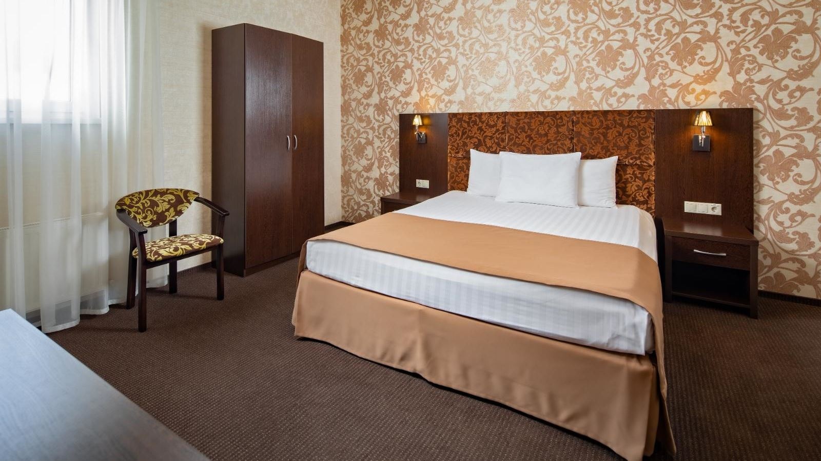 rooms-2-rooms-family-building-1