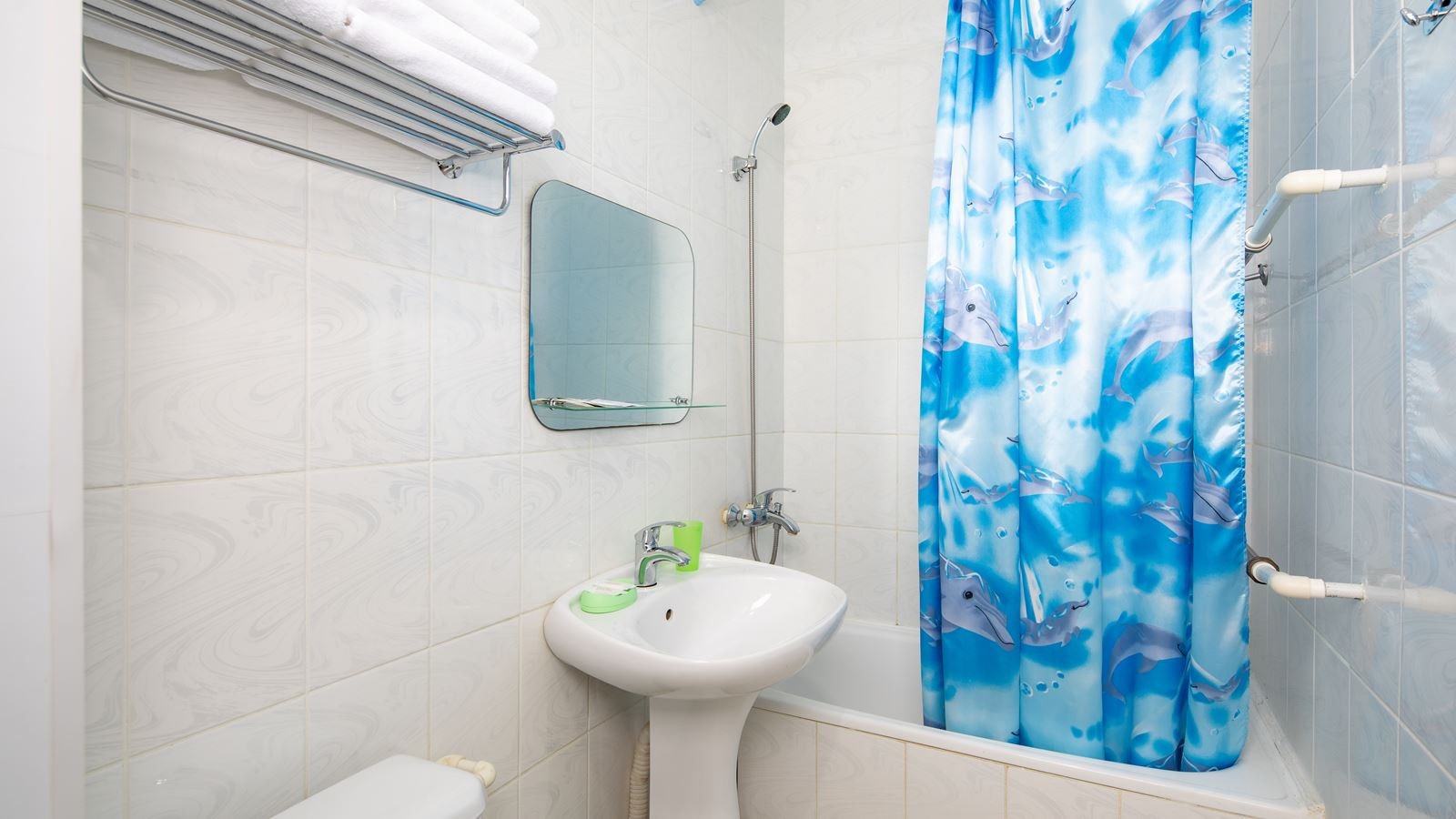 rooms-triple-family-building-1