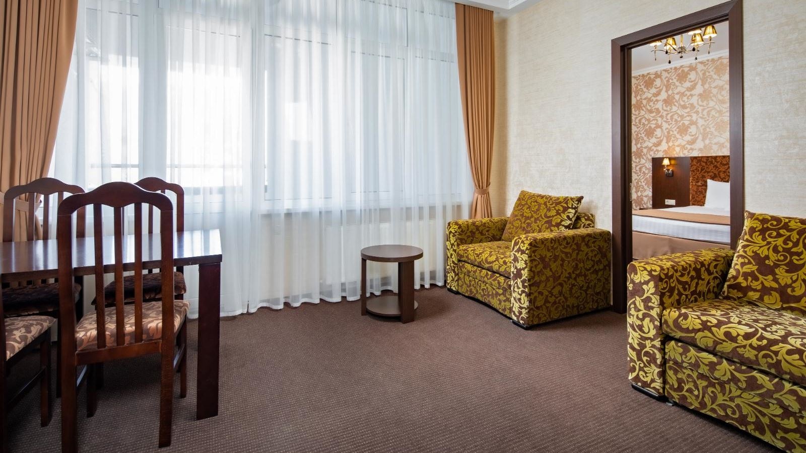 rooms-2-rooms-family-building-1