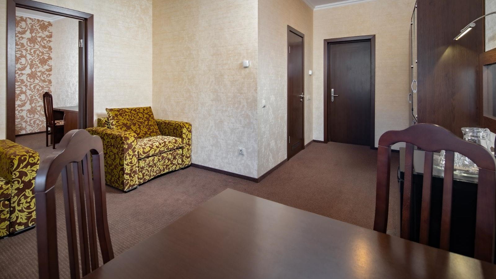 rooms-2-rooms-family-building-1