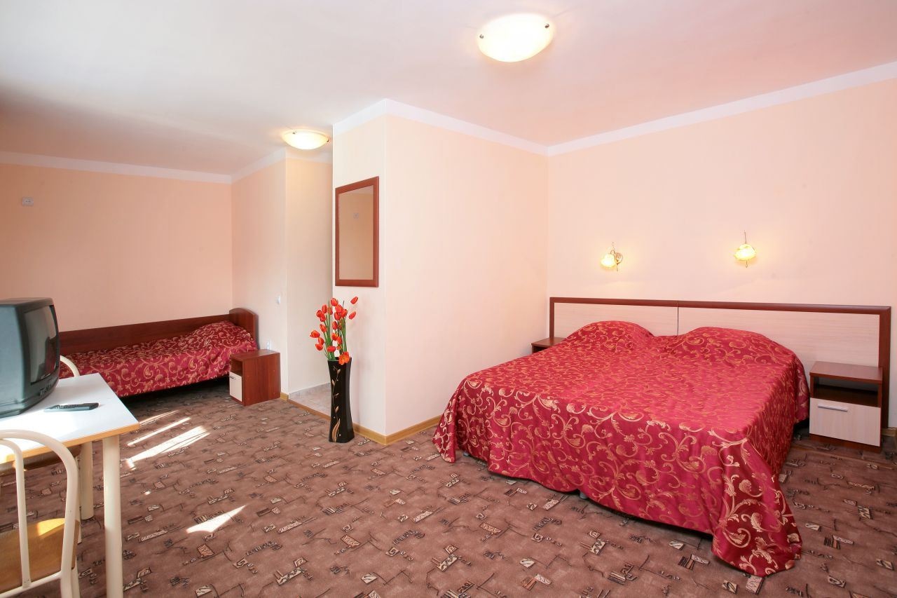 rooms-triple-building-123