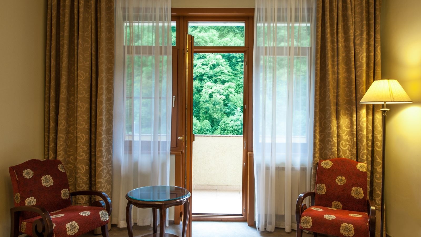 rooms-deluxe-balcony