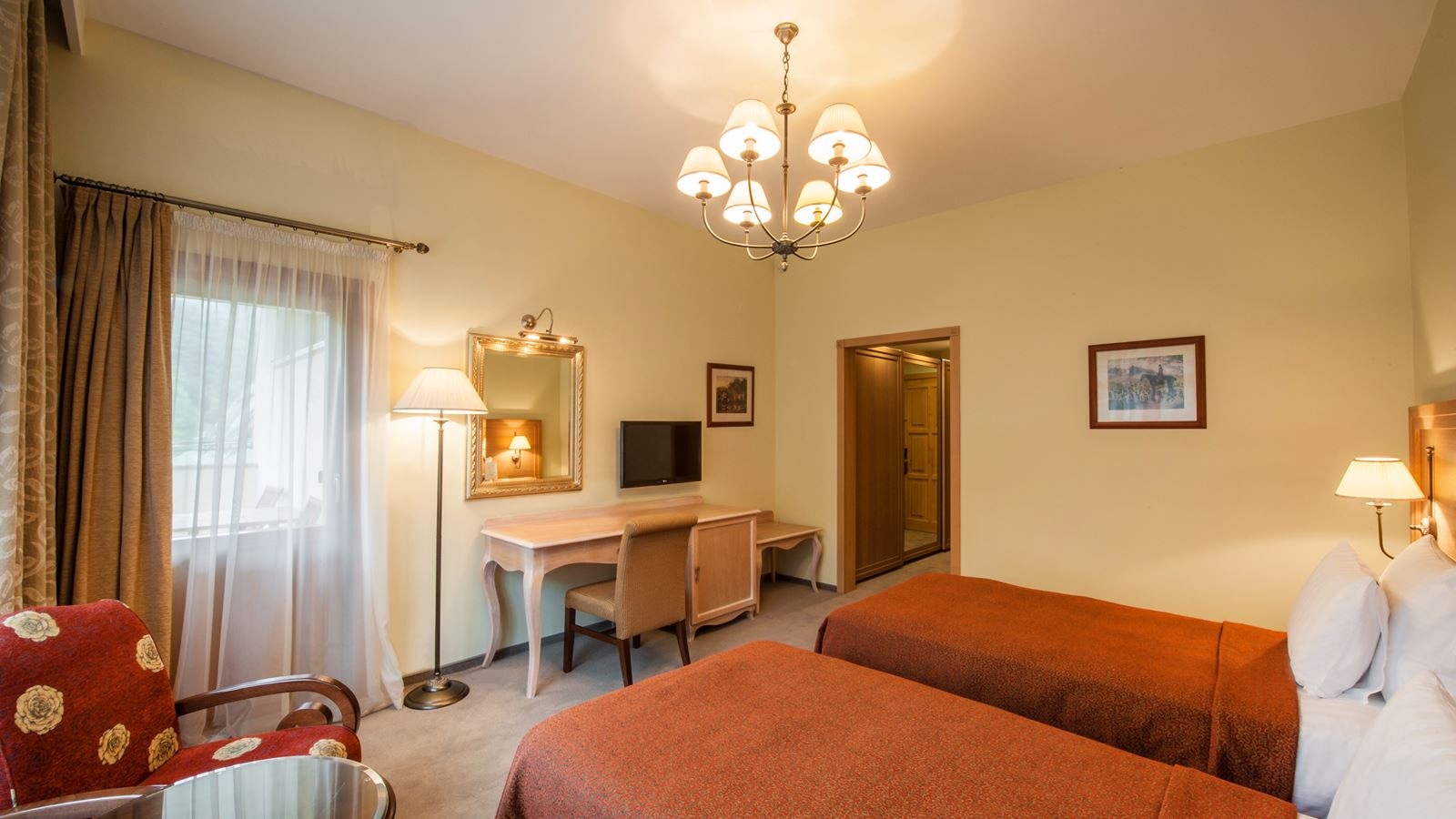 rooms-deluxe-balcony