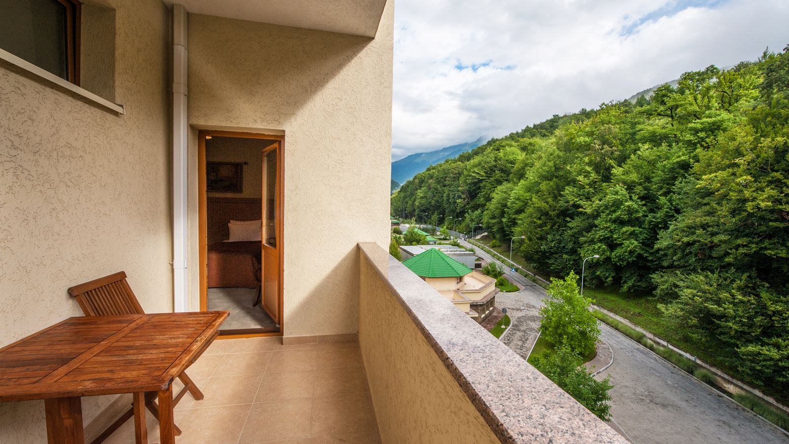 rooms-deluxe-balcony