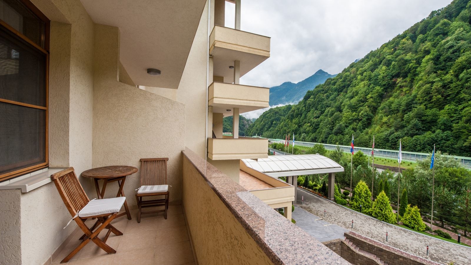 rooms-deluxe-balcony