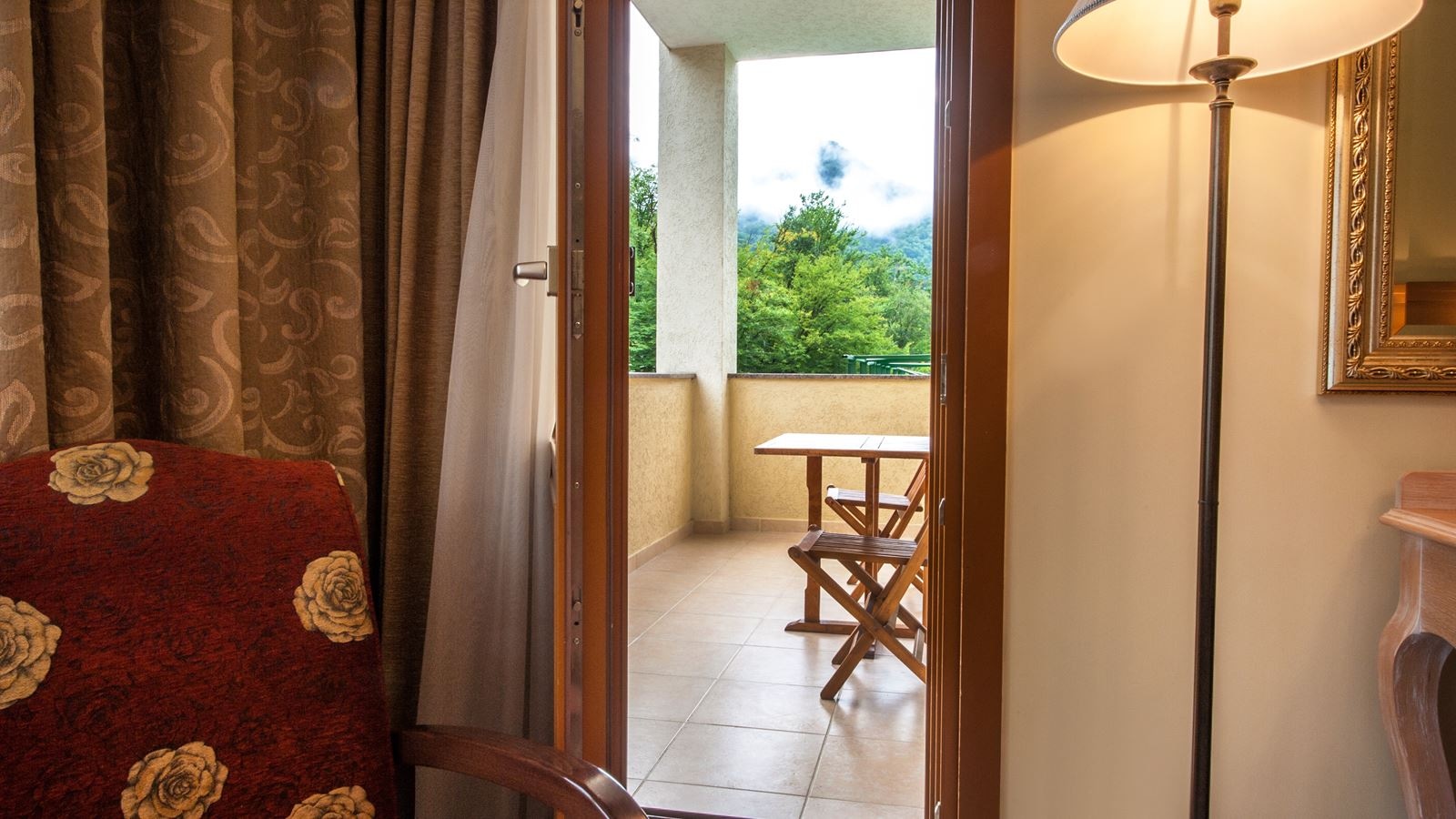 rooms-deluxe-balcony