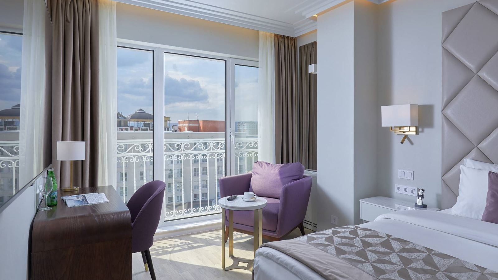 rooms-2-местный-2-комнатный-люкс-премиум-с-балконом