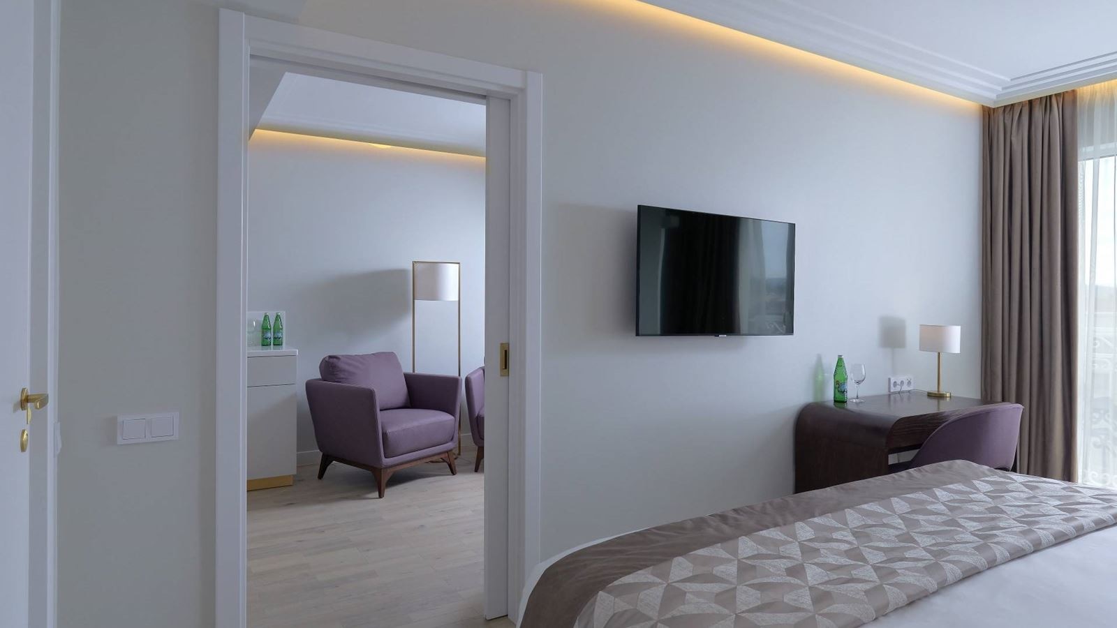 rooms-2-местный-2-комнатный-люкс-премиум-с-балконом