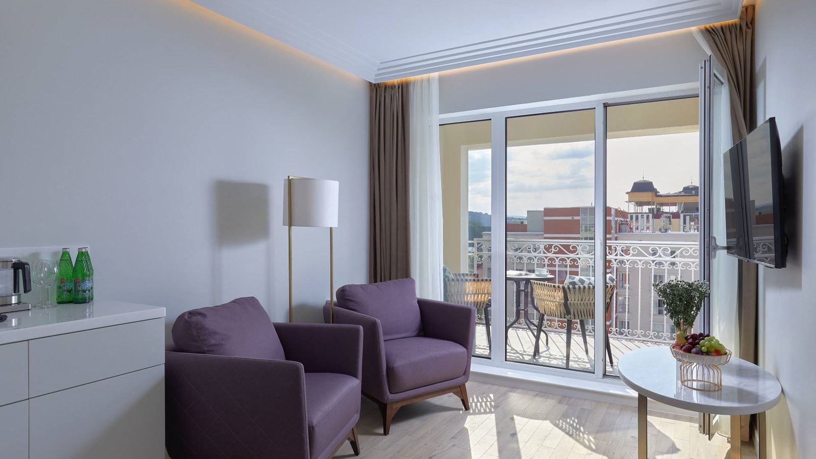 rooms-2-местный-2-комнатный-люкс-премиум-с-балконом