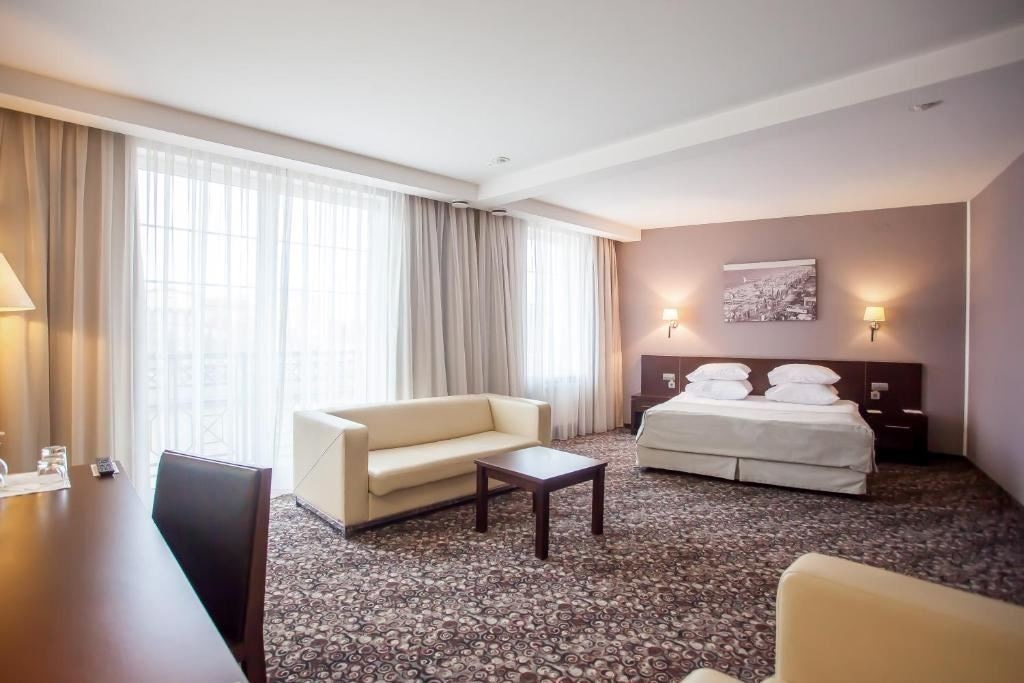 rooms-2mestnyi-predstavitelskii-s-vidom-na-reku