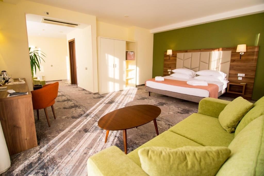 rooms-2mestnyi-uluchenyi-bissnes-suite