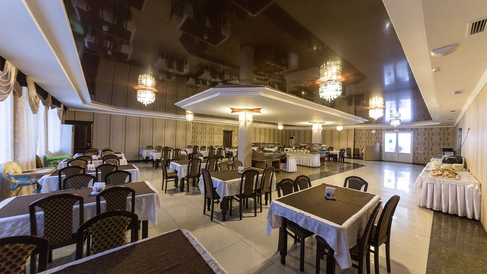 restaurants-dinner-hall