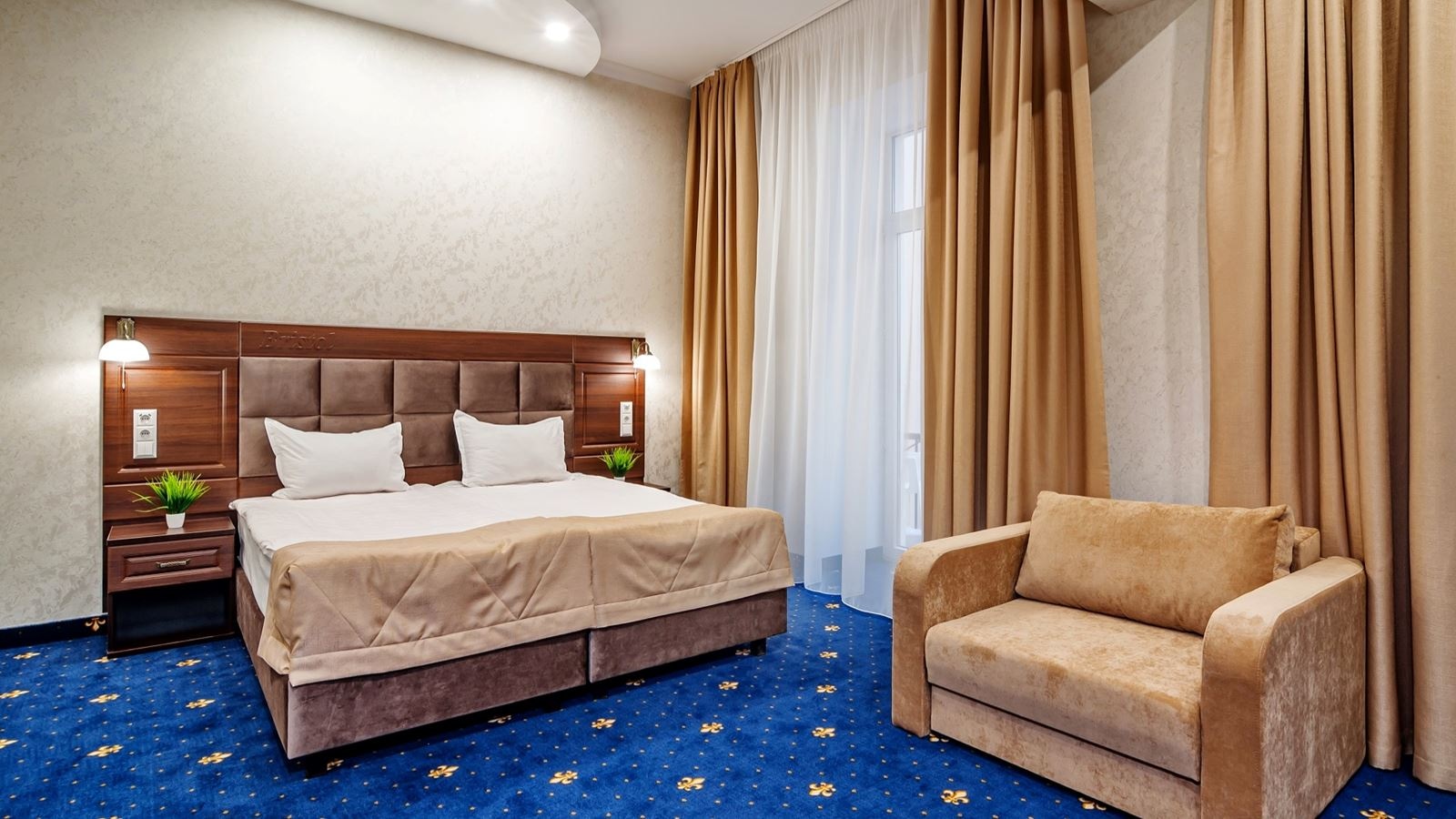 rooms-family-with-balcony-courtyard-view