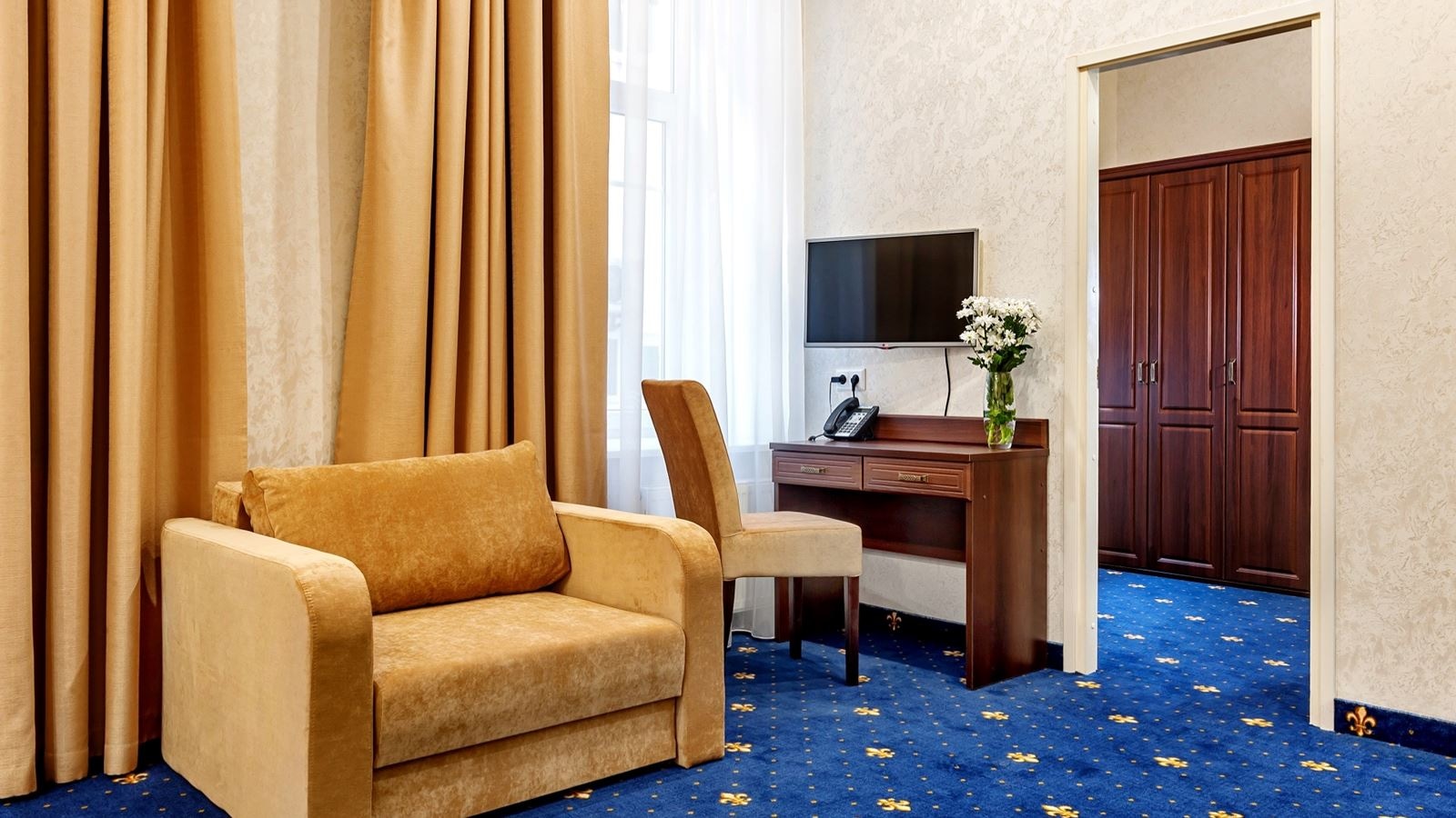 rooms-family-with-balcony-courtyard-view