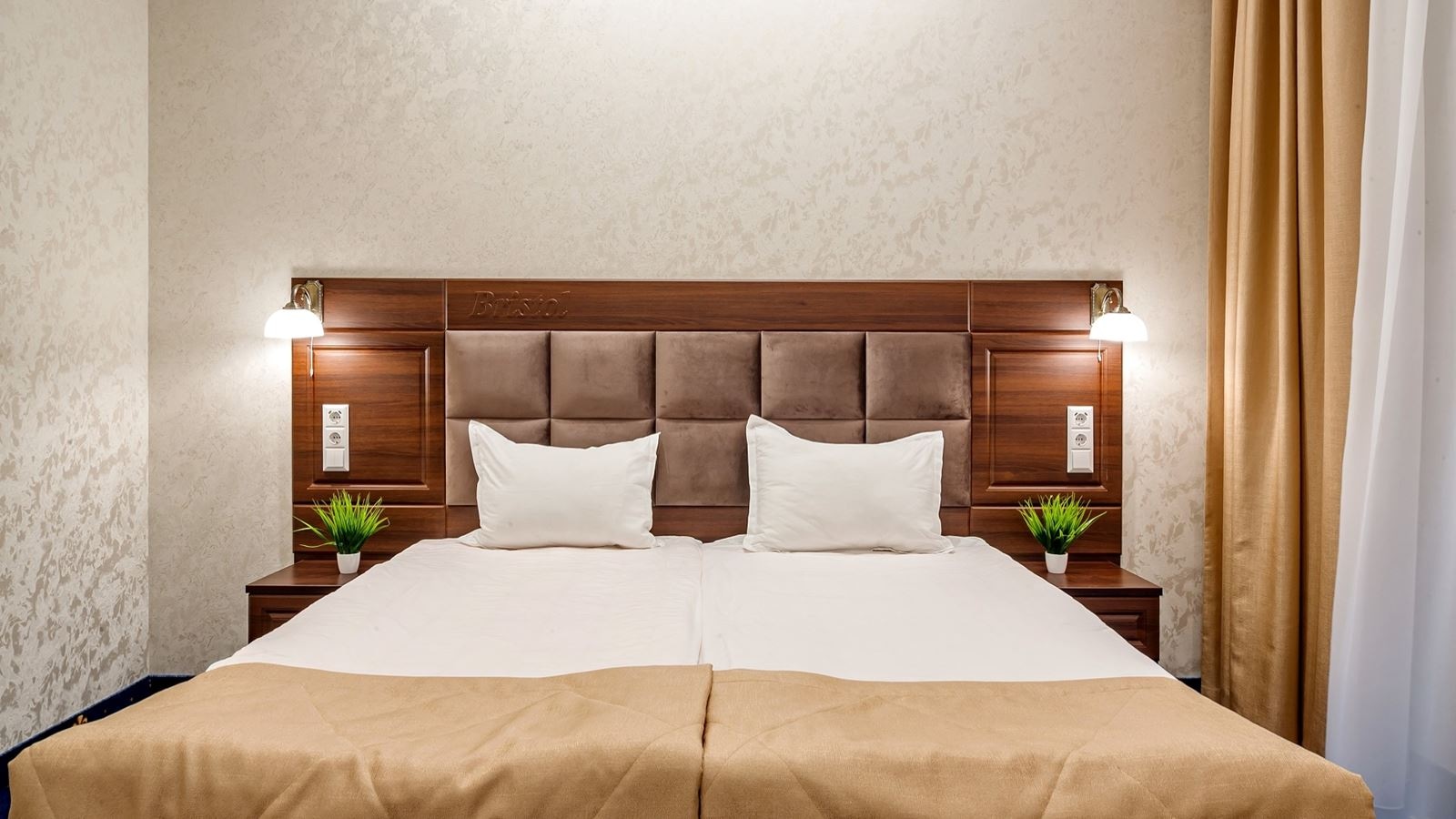 rooms-family-with-balcony-courtyard-view