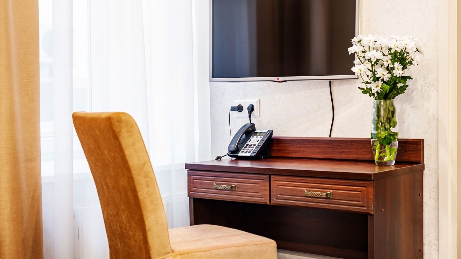 rooms-family-with-balcony-courtyard-view