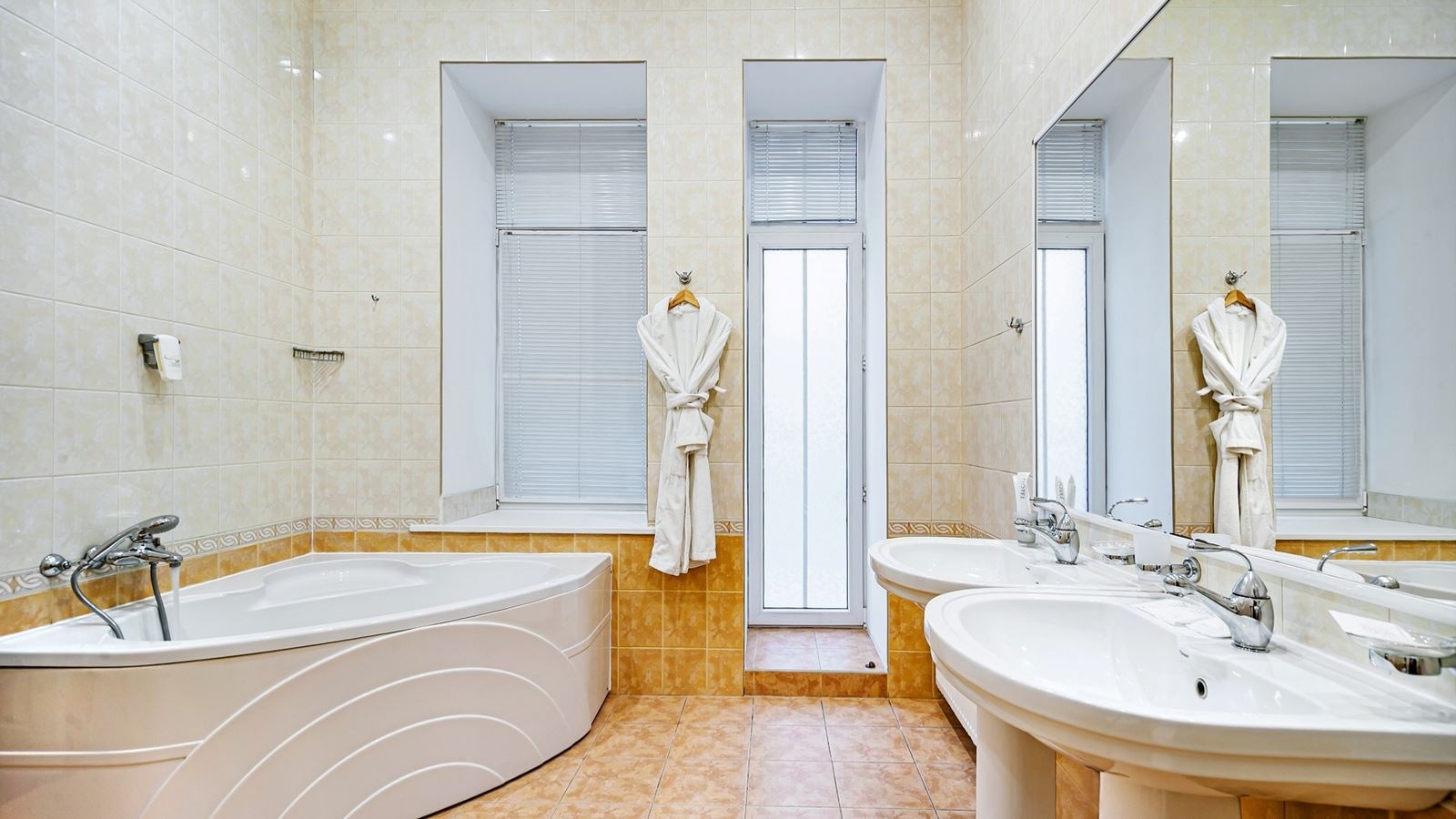 rooms-family-with-balcony-courtyard-view