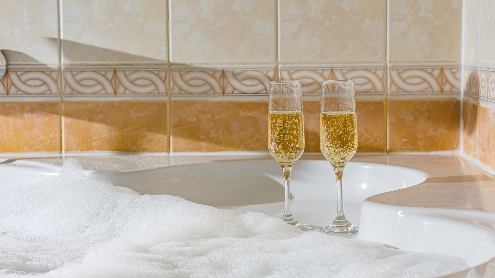 rooms-family-with-balcony-courtyard-view