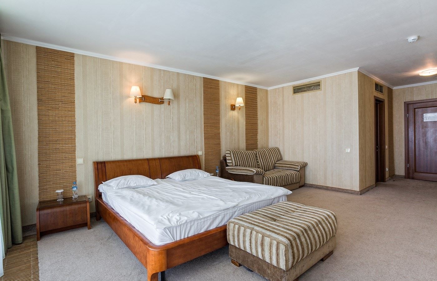 rooms-room-basic-double-poolview-typea