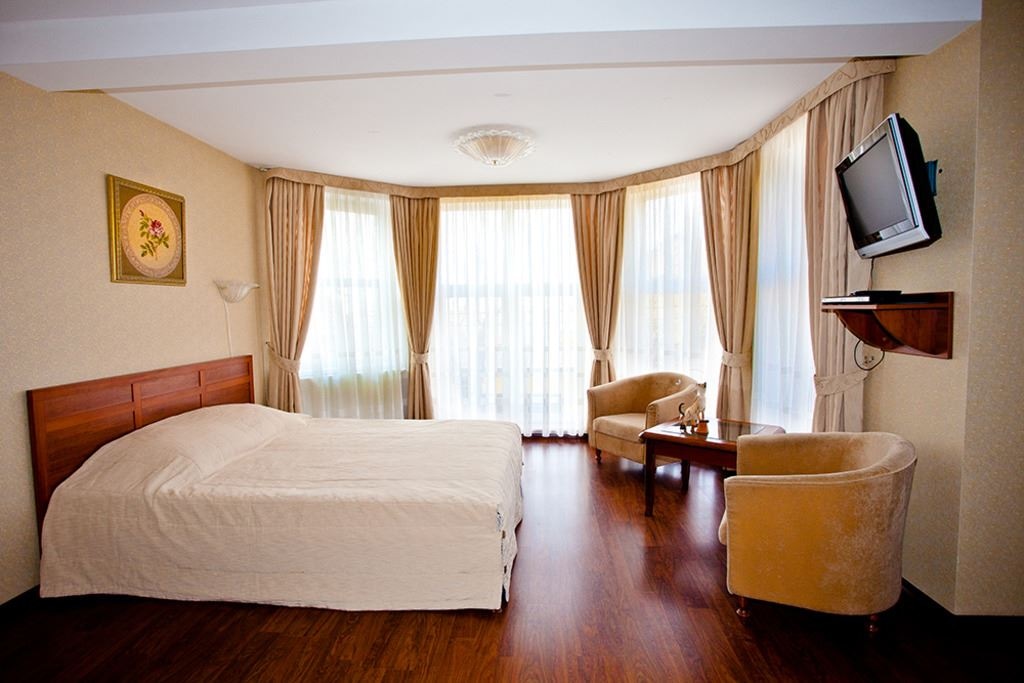 rooms-junior-suite-with-balcony