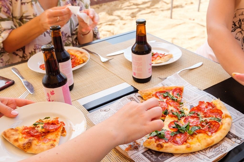 bars-бар-на-пляже-семейное-кафе