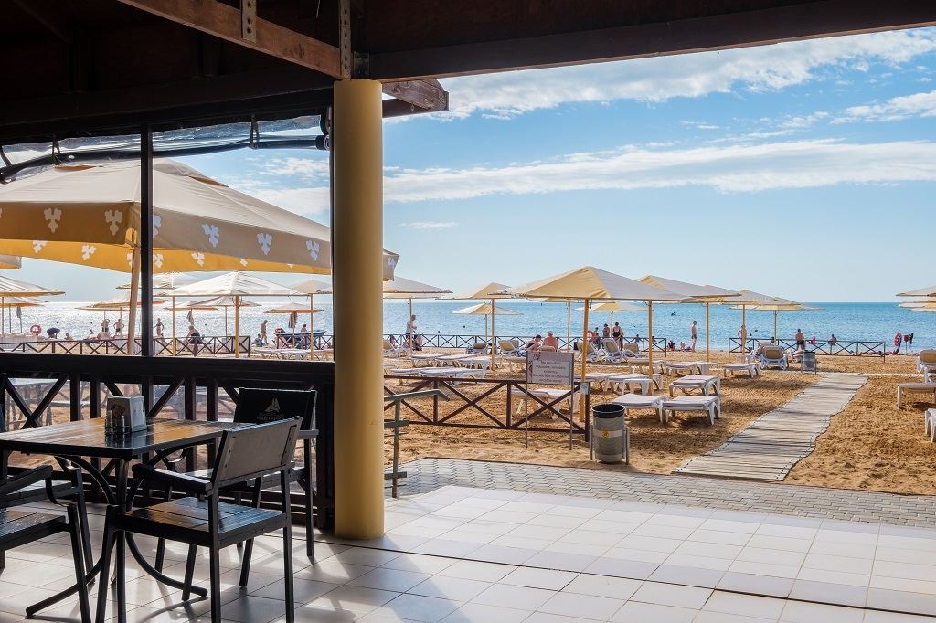 bars-бар-на-пляже-семейное-кафе