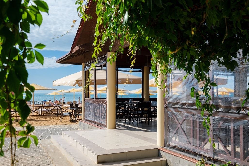 bars-бар-на-пляже-семейное-кафе