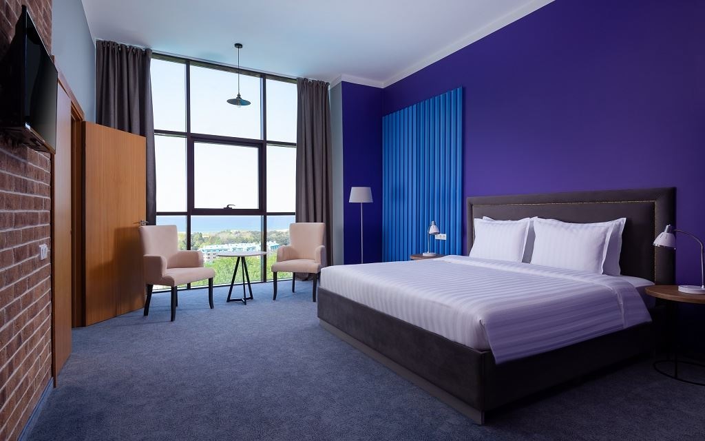 rooms-двухкомнатный-люкс-с-панорамными-окнами-и-видом-на-море