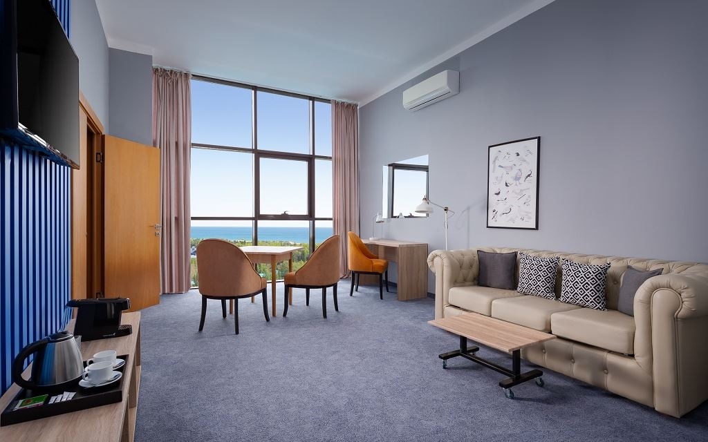 rooms-двухкомнатный-люкс-с-панорамными-окнами-и-видом-на-море